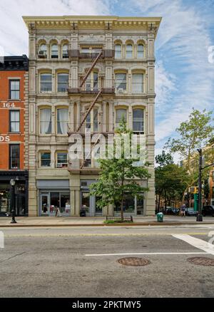 Le 160 Atlantic Avenue, qui était autrefois un bâtiment bancaire, possède maintenant des appartements au-dessus de la rue dans le quartier historique de Cobble Hill à Brooklyn. Banque D'Images