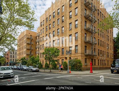 Le 200 Clinton Street est un immeuble d'appartements art déco situé dans le quartier historique de Brooklyn Heights. Vue depuis State Street. Banque D'Images