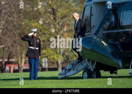 Washington, États-Unis. 09th avril 2023. Le président Joe Biden a Marine One à fort McNair à Washington, DC après avoir passé la fin de semaine à Camp David dimanche, 9 avril 2023. Photo de Bonnie Cash/Pool/ABACAPRESS.COM crédit: Abaca Press/Alay Live News Banque D'Images