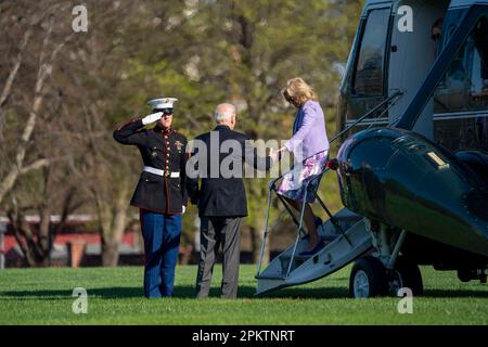 Washington, États-Unis. 09th avril 2023. Le président Joe Biden et la première dame Jill Biden quittent Marine One à fort McNair à Washington, DC après avoir passé la fin de semaine à Camp David dimanche, 9 avril 2023. Photo de Bonnie Cash/Pool/ABACAPRESS.COM crédit: Abaca Press/Alay Live News Banque D'Images