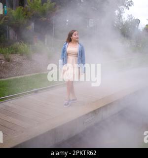 Randonnée asiatique pour les adolescents sur Misty Walkway | de Young Museum Gardens | Femme | Short Dress denim Jacket Banque D'Images