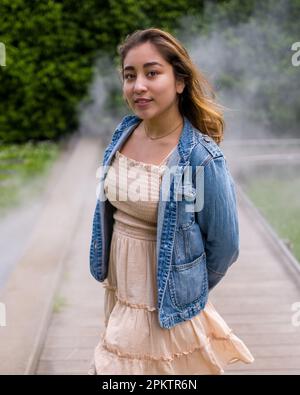 Randonnée asiatique pour les adolescents sur Misty Walkway | de Young Museum Gardens | Femme | Short Dress denim Jacket Banque D'Images