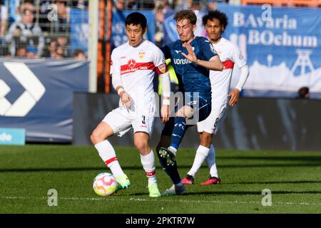 PAS DE VENTES AU JAPON! Wataru ENDO, à gauche, VfB Stuttgart, contre Patrick OSTERHAGE, VFL Bochum, Action, duels, football 1st Bundesliga, 27th jumelage, VfL Bochum (BO) - VfB Stuttgart (S) 2: 3 sur 9 avril 2023 à Bochum/ Allemagne. Banque D'Images