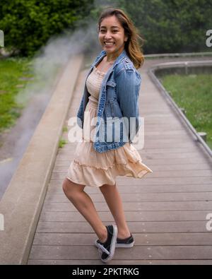 Randonnée asiatique pour les adolescents sur Misty Walkway | de Young Museum Gardens | Femme | Short Dress denim Jacket Banque D'Images