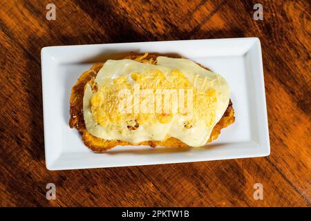 Patacon frit avec du poulet râpé et du fromage - cuisine de rue colombienne Banque D'Images