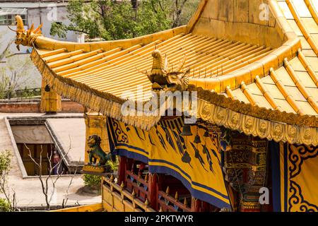 Dragons et autres personnages sur un toit doré à l'étonnante pagode dans le monastère Tibétain Ta'er, en Chine Banque D'Images