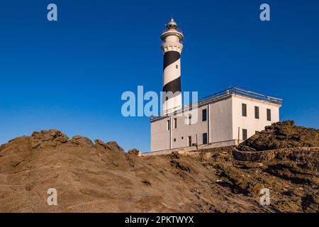 Le phare peint en noir et blanc, solitaire et en spirale, loin de Favaritx, à l'est de l'île de Minorque, Iles Baléares, Espagne Banque D'Images