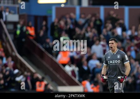 Birmingham, Royaume-Uni. 08th avril 2023. Emiliano Martinez, gardien de but de Aston Villa célèbre. Match Premier League, Aston Villa v Nottingham Forest à Villa Park à Birmingham le samedi 8th avril 2023. Cette image ne peut être utilisée qu'à des fins éditoriales. Usage éditorial seulement, photo par Andrew Orchard/Andrew Orchard sports photographie/Alamy Live News crédit: Andrew Orchard sports photographie/Alamy Live News Banque D'Images