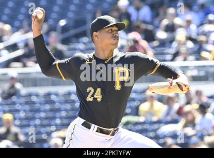 Pittsburgh, États-Unis. 09th avril 2023. Le pichet de Pittsburgh Pirates Johan Oviedo (24) commence contre le Sox blanc de Chicago au parc PNC le dimanche de Pâques de 9 avril 2023 à Pittsburgh. Photo par Archie Carpenter/UPI crédit: UPI/Alay Live News Banque D'Images