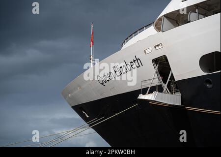 Vue sur l'arc et la porte ouverte de l'arbalète Cunard Queen Elizabeth contre un ciel bleu ancré à Cairns Wharf, Queensland, Australie. Banque D'Images