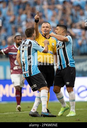 Porto Alegre, Rio Grande do Sul, Brésil, 08th avril 2023. Walter Kannemann et Luis Suárez de Gremio, se plaignent auprès de l'arbitre Leandro Pedro Vuaden lors du match entre Gremio et Caxias, pour le Championnat Gaucho final 2023, au stade Arena do Gremio, à Porto Alegre sur 08 avril. Photo: Liamara Polli/DiaEsportivo/DiaEsportivo/Alay Live News Banque D'Images