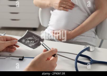 Femme enceinte ayant un rendez-vous à l'hôpital, concentrez-vous sur le médecin avec l'échographie Banque D'Images