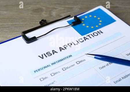 Formulaire de demande de visa pour l'immigration dans l'Union européenne et stylo sur table, en gros plan Banque D'Images