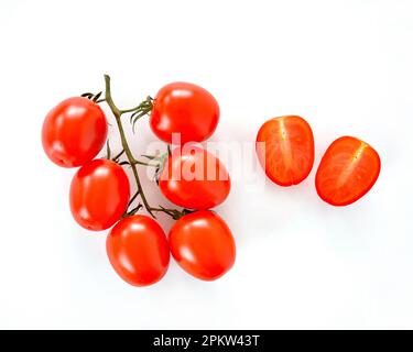Les tomates Romanella Duet Baby sont de petites tomates multi-couleurs en forme d'oeuf dans une composition de couche plate sur fond blanc. Format horizontal avec espace pour Banque D'Images