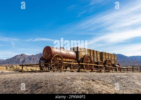 Death Valley CA USA - Fév 17 2023: Chariot de l'équipe de vingt Mule exposé à l'Harmony Borax Works Banque D'Images