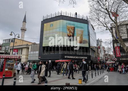 Istanbul, Istanbul, Turquie. 9th avril 2023. Les personnes peuvent être vues dans les environs du café Starbucks situé à Kadikoy, qui est situé dans le centre d'Istanbul. (Credit image: © Shady Alassar/ZUMA Press Wire) USAGE ÉDITORIAL SEULEMENT! Non destiné À un usage commercial ! Banque D'Images