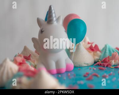 studio shot de chocolat bleu givré glaçage gâteau blanc de tasse, licorne, meringue et saupoudrer sur le dessus Banque D'Images