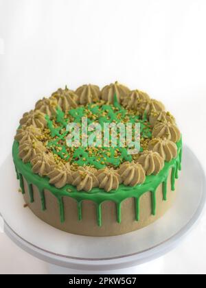 photo de studio de gâteau glacé au glaçage vert pistache Banque D'Images