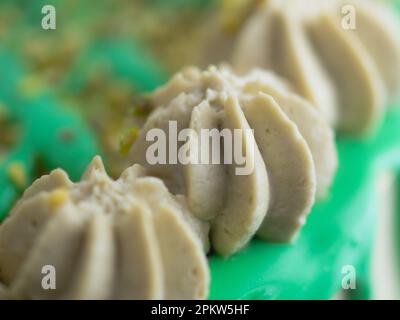 photo de studio de gâteau glacé au glaçage vert pistache Banque D'Images