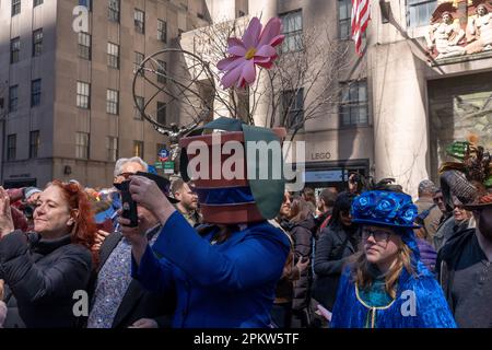 NEW YORK, NEW YORK - 09 AVRIL : une femme porte un grand pot de fleurs sur sa tête pendant la parade de Pâques et le Bonnet Festival 2023 à l'extérieur de St. Cathédrale de Patrick le long de la Cinquième Avenue le dimanche de Pâques, 9 avril 2023 à New York. Crédit : Ron Adar/Alay Live News Banque D'Images