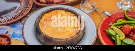 Menemen, petit déjeuner turc, œufs avec poivrons et tomates, BANNIÈRE avec vue sur le dessus, FORMAT LONG Banque D'Images