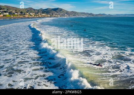 Cayucos, Californie, Etats-Unis- 25 décembre 2022. Cayucos State Beach se trouve sur le front de mer de la ville de Cayucos, côte centrale de Californie Banque D'Images