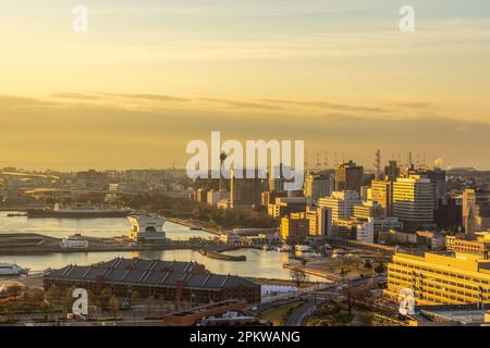 Vue aérienne de la ville portuaire de Yokohama, au Japon, au début de la matinée du printemps Banque D'Images