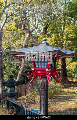 Petite maison asiatique à Shinobugaoka Inari Shrine (Ana Inari) dans le parc Ueno, Tokyo, Japon Banque D'Images