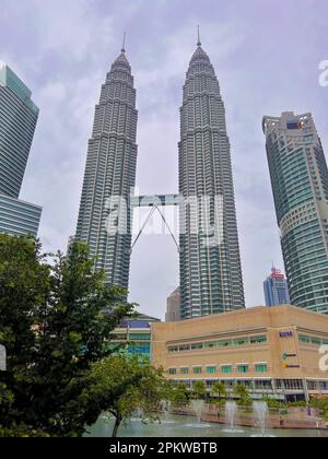 Kuala Lumpur, Malaisie. 02nd mars 2023. Les tours Petronas de Kuala Lumpur la nuit. Les tours jumelles de 452 mètres de haut ont été le plus haut bâtiment du monde de 1998 à 2004. C'était la première fois que ce titre allait dans un bâtiment en dehors des États-Unis. (À dpa: 'Les vols architecturaux de fantaisie: Kuala Lumpur atteint pour les étoiles ') crédit: Carola Frentzen/dpa/Alay Live News Banque D'Images