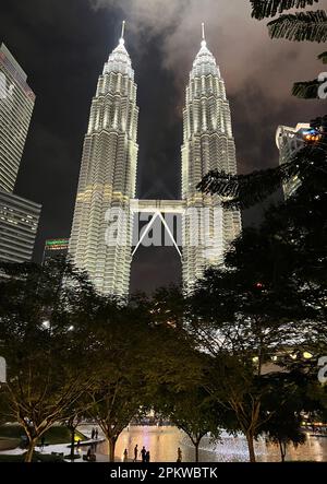 Kuala Lumpur, Malaisie. 02nd mars 2023. Les tours Petronas de Kuala Lumpur la nuit. Les tours jumelles de 452 mètres de haut ont été le plus haut bâtiment du monde de 1998 à 2004. C'était la première fois que ce titre allait dans un bâtiment en dehors des États-Unis. (À dpa: 'Les vols architecturaux de fantaisie: Kuala Lumpur atteint pour les étoiles ') crédit: Carola Frentzen/dpa/Alay Live News Banque D'Images