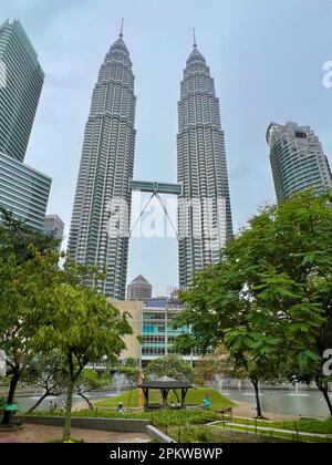 Kuala Lumpur, Malaisie. 02nd mars 2023. Les tours Petronas de Kuala Lumpur la nuit. Les tours jumelles de 452 mètres de haut ont été le plus haut bâtiment du monde de 1998 à 2004. C'était la première fois que ce titre allait dans un bâtiment en dehors des États-Unis. (À dpa: 'Les vols architecturaux de fantaisie: Kuala Lumpur atteint pour les étoiles ') crédit: Carola Frentzen/dpa/Alay Live News Banque D'Images