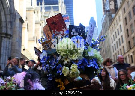 NEW YORK, NY - 9 avril : images pendant que la ville de New York célèbre la parade de Pâques et le festival Bonnet où les familles et les amis ont apprécié l'art de ce rassemblement annuel avec la première célébration majeure en personne sur 9 avril 2023 à New York. Chris Moore/MediaPunch crédit: MediaPunch Inc/Alamy Live News Banque D'Images