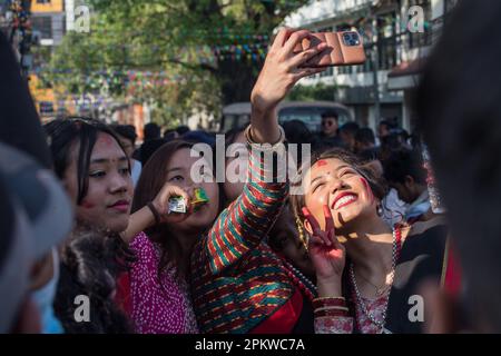 Katmandou, Népal. 9th avril 2023. Les jeunes filles de Newar en tenue traditionnelle prennent un selfie lors d'un festival culturel à Katmandou, Népal, 9 avril 2023. Credit: Hari Maharajan/Xinhua/Alamy Live News Banque D'Images