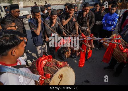 Katmandou, Népal. 9th avril 2023. Les hommes de Newar en tenue traditionnelle jouent un instrument de musique traditionnel lors d'un festival culturel à Katmandou, Népal, 9 avril 2023. Credit: Hari Maharajan/Xinhua/Alamy Live News Banque D'Images