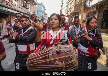 Katmandou, Népal. 9th avril 2023. Les Newar jouent des instruments de musique traditionnels lors d'un festival culturel à Katmandou, au Népal, au 9 avril 2023. Credit: Hari Maharajan/Xinhua/Alamy Live News Banque D'Images