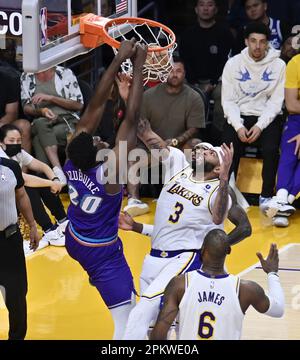 Los Angeles, États-Unis. 09th avril 2023. Utah Jazz centre Udoka Azubuike (20) se bloque au-dessus de Los Angeles Lakers centre Anthony Davis (3) pendant la première moitié à l'arène Crypto.com à Los Angeles le dimanche, 9 avril 2023. Photo de Jim Ruymen/UPI crédit: UPI/Alay Live News Banque D'Images