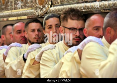 Hospitalet de Llobregat, Espagne. 09th avril 2023. Un groupe de Nazaréens vu pendant la procession du dimanche de Pâques à Hospitalet. Pendant le dimanche de Pâques, la parade avec la statue de 'Jesus Resucitado' a eu lieu par la Fraternité 15 1, accompagnée de la parade de la statue de 'Virgen de los Remedioss' qui termine la semaine de Pâques à Hospitalet de Llobregat (Barcelone). Crédit : SOPA Images Limited/Alamy Live News Banque D'Images