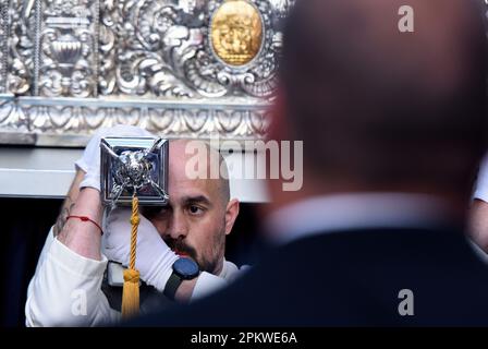 Hospitalet de Llobregat, Espagne. 09th avril 2023. Un porteur vu pendant la procession du dimanche de Pâques. Pendant le dimanche de Pâques, la parade avec la statue de 'Jesus Resucitado' a eu lieu par la Fraternité 15 1, accompagnée de la parade de la statue de 'Virgen de los Remedioss' qui termine la semaine de Pâques à Hospitalet de Llobregat (Barcelone). Crédit : SOPA Images Limited/Alamy Live News Banque D'Images