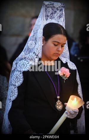 Hospitalet de Llobregat, Espagne. 09th avril 2023. Une marraine vue pendant la procession du dimanche de Pâques. Pendant le dimanche de Pâques, la parade avec la statue de 'Jesus Resucitado' a eu lieu par la Fraternité 15 1, accompagnée de la parade de la statue de 'Virgen de los Remedioss' qui termine la semaine de Pâques à Hospitalet de Llobregat (Barcelone). Crédit : SOPA Images Limited/Alamy Live News Banque D'Images