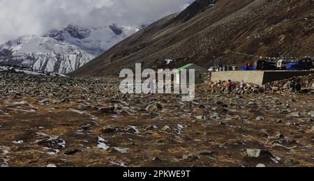 paysage de toundra alpine et montagnes himalaya enneigées au point zéro ou vallée de yumesodong dans le nord de sikkim, inde Banque D'Images