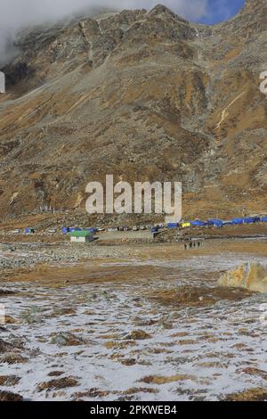 vallée de yumesodong ou point zéro, la vallée alpine de l'himalaya est populaire pour les voyages de randonnée, entouré par les montagnes de l'himalaya à sikkim, inde Banque D'Images