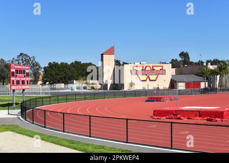 IRVINE, CALIFORNIE - 9 avril 2023: Piste et tableau de bord avec le gymnase en arrière-plan sur le campus de Woodbridge High School Banque D'Images