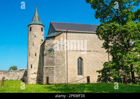Vue latérale sur la ruine du château épiscopal du 13th siècle à Haapsalu. Estonie, États baltes Banque D'Images