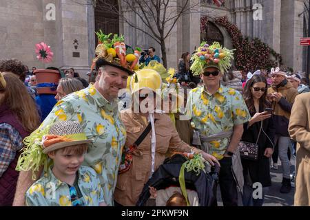 New York, États-Unis. 09th avril 2023. Les familles en tissus assortis posent à la parade de Pâques et au Bonnet Festival 2023 à l'extérieur de St. Cathédrale de Patrick le long de la Cinquième Avenue le dimanche de Pâques à New York. Crédit : SOPA Images Limited/Alamy Live News Banque D'Images