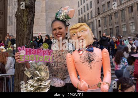 New York, États-Unis. 09th avril 2023. Une femme habillée comme Hush Money Bunny tient un ancien président Trump effigy dans les menottes pendant la parade de Pâques et Bonnet Festival 2023 à l'extérieur de St. Cathédrale de Patrick le long de la Cinquième Avenue le dimanche de Pâques à New York. Crédit : SOPA Images Limited/Alamy Live News Banque D'Images