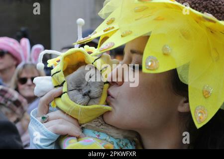 Vereinigte Staaten. 09th avril 2023. Cinquième avenue, New York, États-Unis, 09 avril 2023 - la cinquième avenue est remplie de hauts en couleur costumés et de chapeaux de fête pour la parade de Pâques annuelle et le festival Bonnet. Credit: Giada Papini Rampelotto/EuropaNewswire/dpa/Alay Live News Banque D'Images