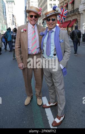 Vereinigte Staaten. 09th avril 2023. Cinquième avenue, New York, États-Unis, 09 avril 2023 - la cinquième avenue est remplie de hauts en couleur costumés et de chapeaux de fête pour la parade de Pâques annuelle et le festival Bonnet. Credit: Giada Papini Rampelotto/EuropaNewswire/dpa/Alay Live News Banque D'Images