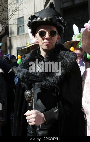 Vereinigte Staaten. 09th avril 2023. Cinquième avenue, New York, États-Unis, 09 avril 2023 - la cinquième avenue est remplie de hauts en couleur costumés et de chapeaux de fête pour la parade de Pâques annuelle et le festival Bonnet. Credit: Giada Papini Rampelotto/EuropaNewswire/dpa/Alay Live News Banque D'Images