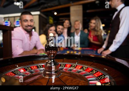 Beau et bien habillé couple jouant à la Roulette dans le Casino - faible profondeur de champ Banque D'Images