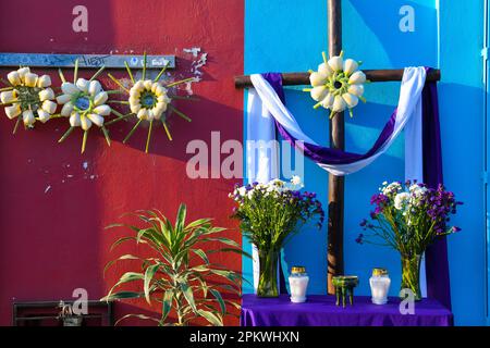 Petit autel installé devant une maison en préparation pour la procession religieuse du Vendredi Saint, ville d'Oaxaca, Mexique Banque D'Images